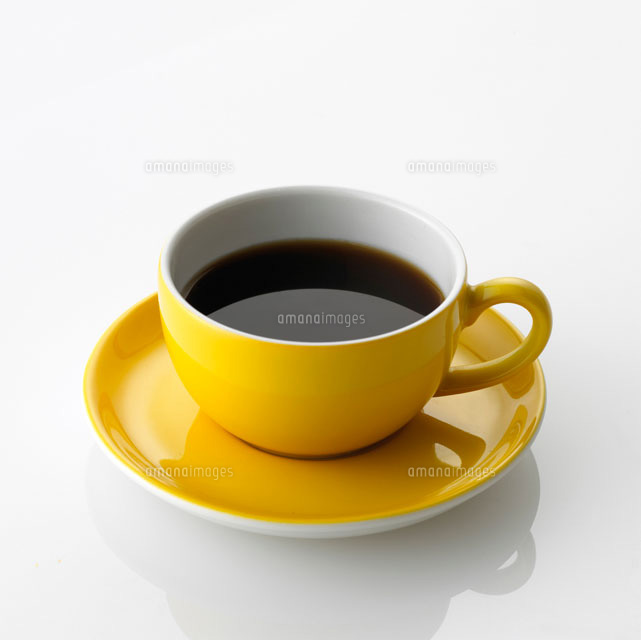 白い背景と黄色いコーヒーカップ の写真素材 イラスト素材 アマナイメージズ
