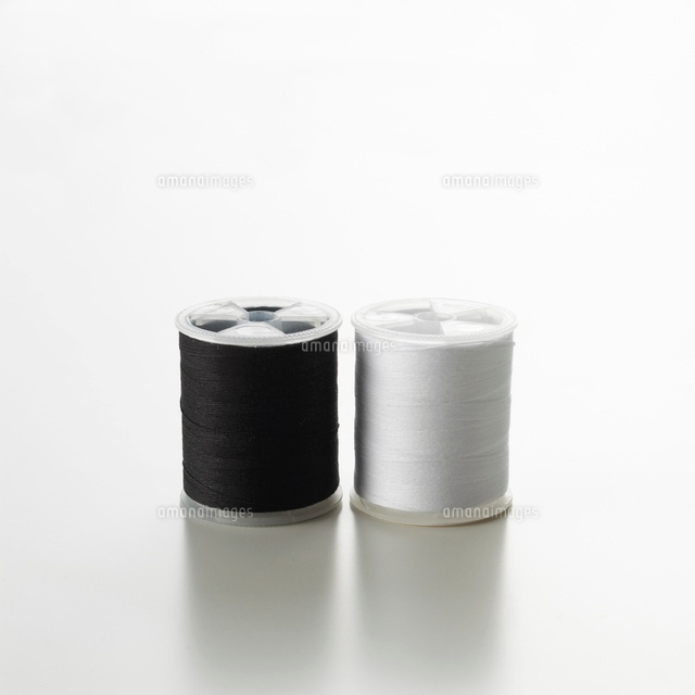 白い糸と黒い糸 の写真素材 イラスト素材 アマナイメージズ
