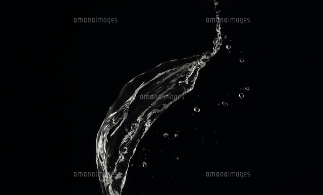 黒い背景に飛び散る水 の写真素材 イラスト素材 アマナイメージズ