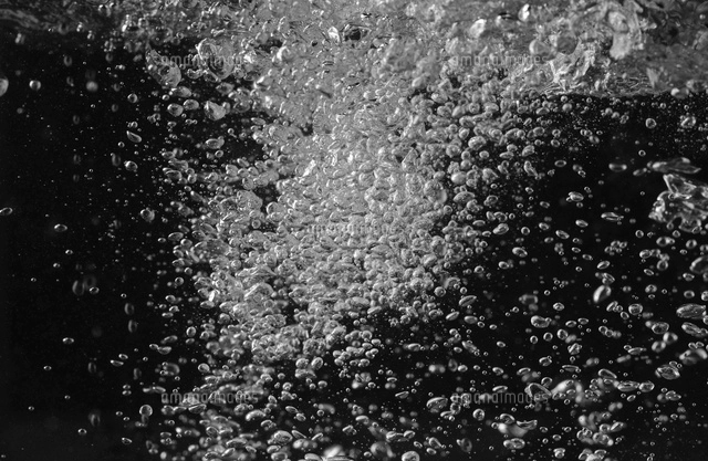 黒背景の水に落ちる氷 の写真素材 イラスト素材 アマナイメージズ