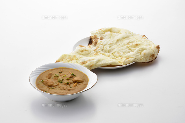 器に盛ったカレーとナン の写真素材 イラスト素材 アマナイメージズ