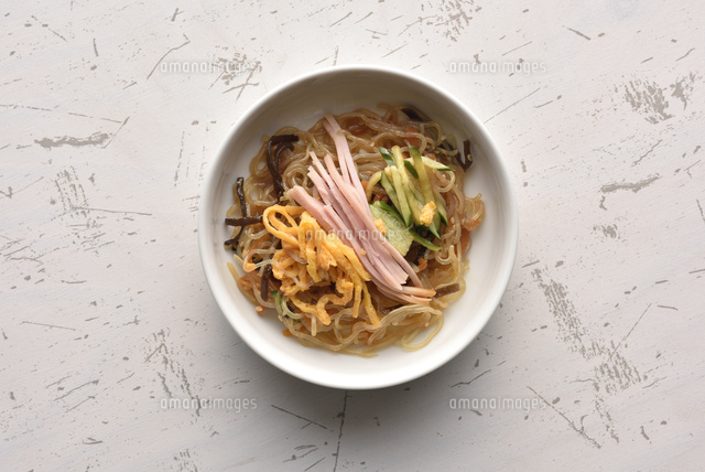 白い背景の春雨サラダ の写真素材 イラスト素材 アマナイメージズ