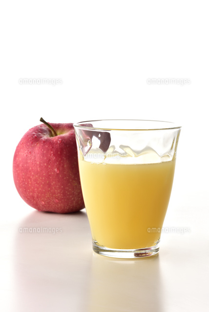 白い背景のリンゴとリンゴジュース の写真素材 イラスト素材 アマナイメージズ