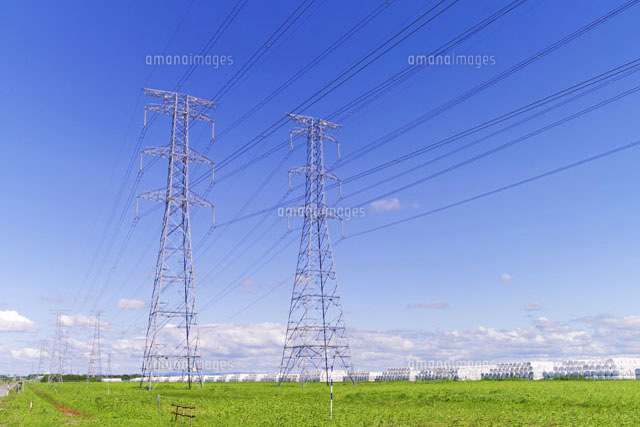 送電線の鉄塔と青空[10217000184]の写真素材・イラスト素材｜アマナイメージズ