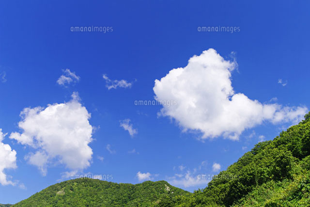 緑の夏の山と空に浮かぶ雲[10217000218]の写真・イラスト素材｜アマナ