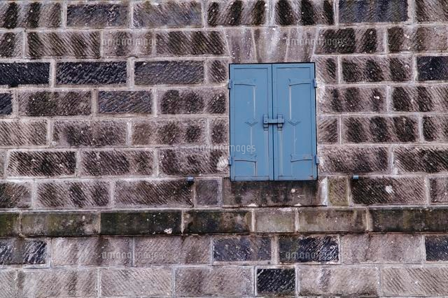 石造り倉庫の壁と鉄の窓扉 の写真素材 イラスト素材 アマナイメージズ