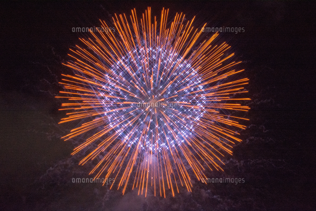 花火 クロスフィルター使用 の写真素材 イラスト素材 アマナイメージズ