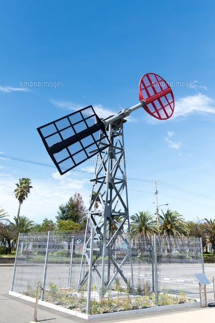 今治港に そびえる 腕木式 潮流 信号機[10219001208]の写真・イラスト