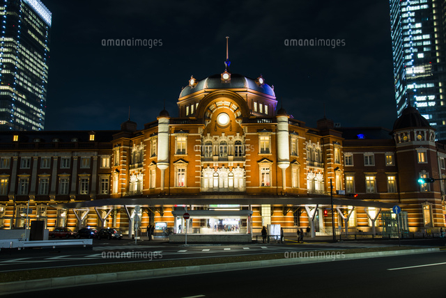 東京駅丸の内南口ライトアップ の写真素材 イラスト素材 アマナイメージズ