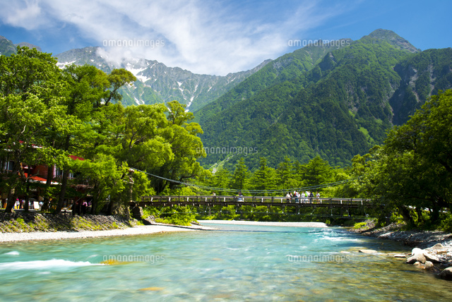 上高地清流梓川と河童橋[10222005624]の写真・イラスト素材｜アマナ