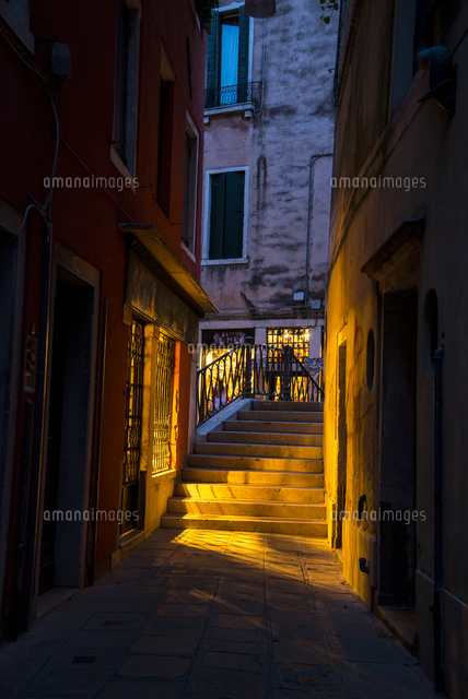 ヴェネツィア 路地に漏れる窓明かり の写真素材 イラスト素材 アマナイメージズ