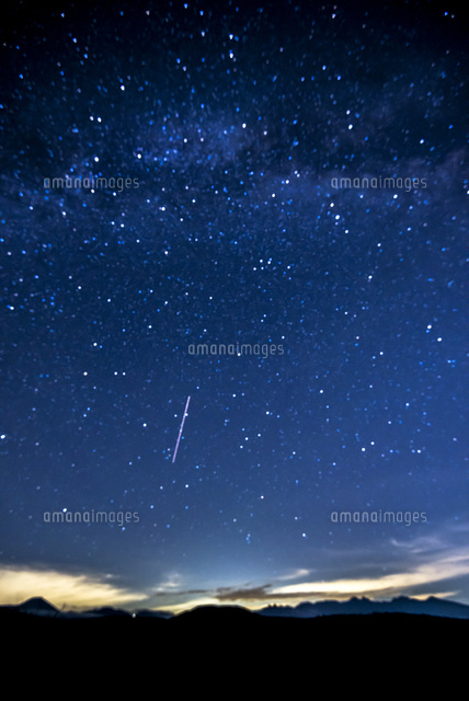 霧ヶ峰高原より八ヶ岳連峰方面夏の満天の星空[10222008005]の写真