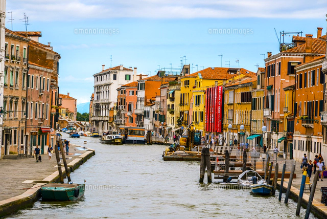 ヴェネツィア 運河を行くゴンドラと街並み[10222009023]の写真