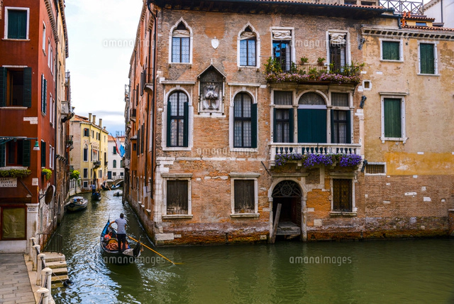 ヴェネツィア 運河を行くゴンドラと街並み[10222009023]の写真
