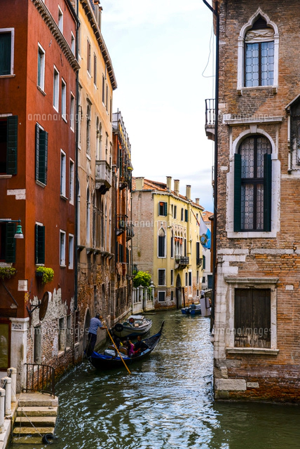 ヴェネツィア運河と街並み[10222008888]の写真・イラスト素材｜アマナ