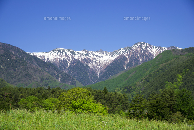駒ヶ根高原と中央アルプス の写真素材 イラスト素材 アマナイメージズ