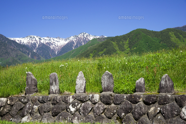 駒ヶ根高原地蔵と中央アルプス の写真素材 イラスト素材 アマナイメージズ