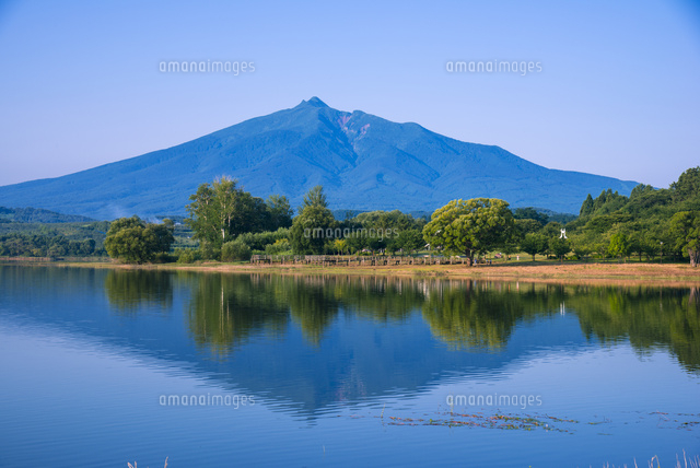 岩木山映す津軽富士見湖[10222010605]の写真・イラスト素材｜アマナ