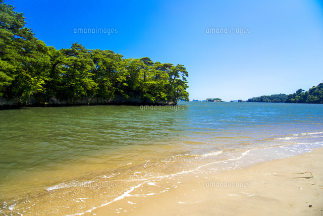 日本三景松島 松島湾打ち寄せる波と雄島 の写真素材 イラスト素材 アマナイメージズ