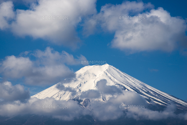 富士と浮雲 新倉山浅間公園より浮雲と富士山[10222013694]の写真・イラスト素材