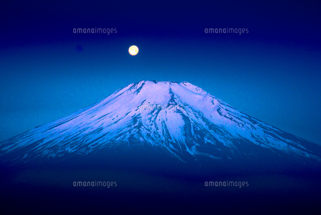 山中湖湖畔より月光に輝く富士山[10222014064]の写真・イラスト素材 