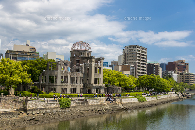 原爆ドームと広島市の街並み[10222014868]の写真・イラスト素材