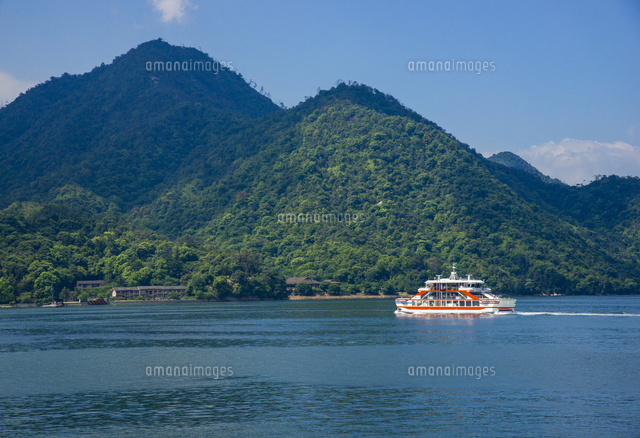 船上よりフェリーと瀬戸内海宮島 の写真素材 イラスト素材 アマナイメージズ