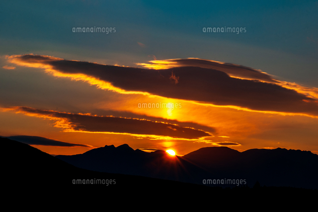 霧ヶ峰高原より八ヶ岳連峰からの日の出と太陽柱の空[10222020527]の