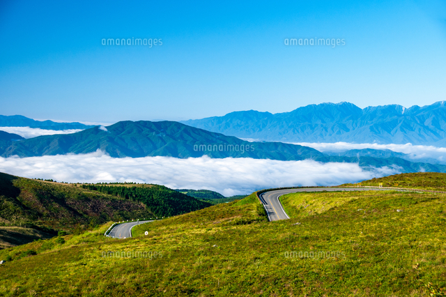 霧ヶ峰高原より草原と中央アルプス の写真素材 イラスト素材 アマナイメージズ