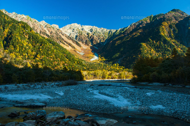 朝の上高地梓川河童橋と紅葉の穂高連峰[10222022335]の写真・イラスト
