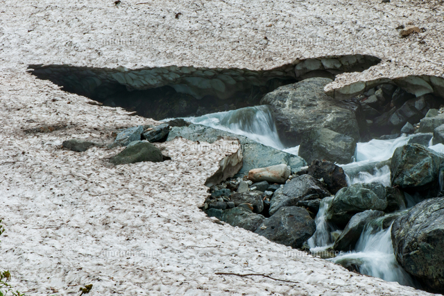 白馬大雪渓と雪溶けの渓流 の写真素材 イラスト素材 アマナイメージズ