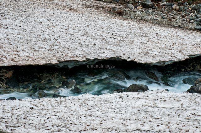 白馬大雪渓と雪溶けの渓流 の写真素材 イラスト素材 アマナイメージズ