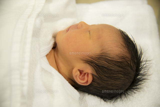 眠る新生児 横顔 の写真素材 イラスト素材 アマナイメージズ