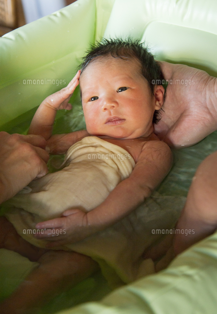 沐浴の新生児 の写真素材 イラスト素材 アマナイメージズ