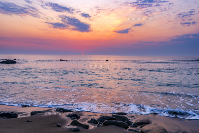 犬吠埼長崎海水浴場から 太平洋からの日の出に朝焼けに染まる海