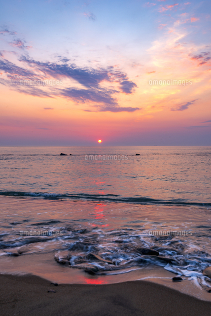 犬吠埼長崎海水浴場より 太平洋からのサンライズ 朝焼けに染まる海 朝焼けの空輝く雲 の写真素材 イラスト素材 アマナイメージズ