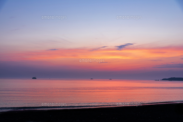 夕暮の北条海岸にて夕焼けに染まる空と渚 夕焼けの空映す海