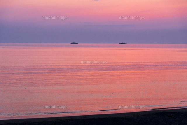 夕暮の北条海岸にて夕焼けに染まる空と渚 夕焼けの空映す海
