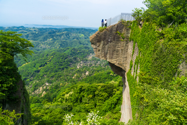 鋸山日本寺瑠璃光展望台 山頂展望台 より 地獄のぞきの二人の若い女性と房総半島の山並み海岸線 の写真素材 イラスト 素材 アマナイメージズ 鋸山日本寺瑠璃光展望台 山頂展望台 より 地獄のぞきの二人の若い女性と房総半島の山並み海岸線 の写真素材 イラスト 素材 アマナイメージズ