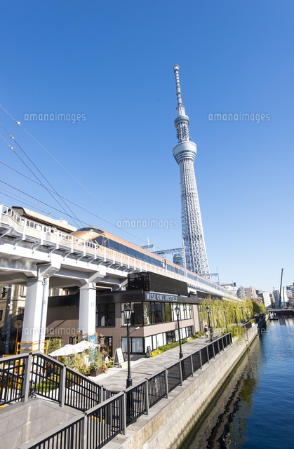 東京ミズマチショッピングモールに東武伊勢崎線に源森川と東京スカイツリー の写真素材 イラスト素材 アマナイメージズ