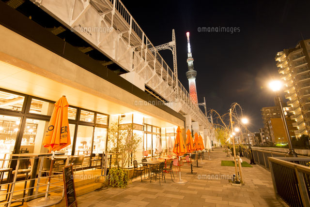 夜の東京ミズマチショッピングモールと運河に東京スカイツリー の写真素材 イラスト素材 アマナイメージズ