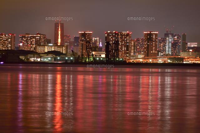 若洲海浜公園より東京湾に映る窓明かりとウオーターフロント港区方面の