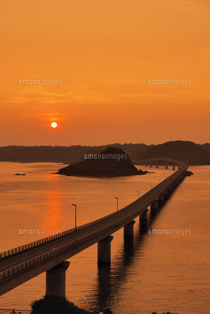 角島大橋と夕日 の写真素材 イラスト素材 アマナイメージズ