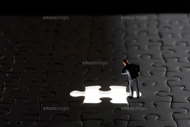 パズルのピースを覗き込むミニチュア人形 の写真素材 イラスト素材 アマナイメージズ