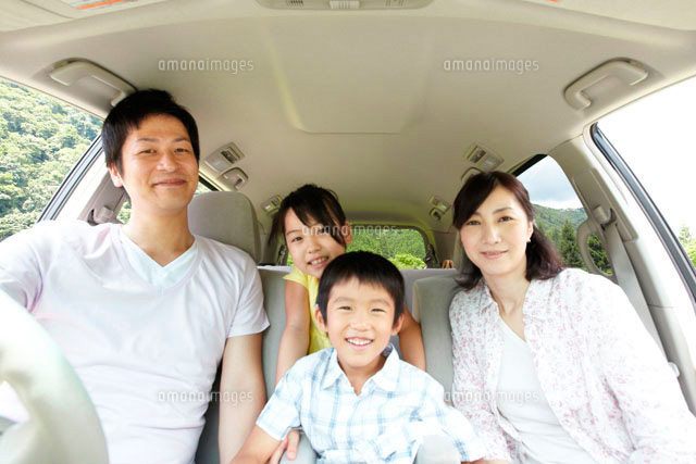 車の中で笑う家族 の写真素材 イラスト素材 アマナイメージズ