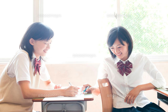 放課後におしゃべりをする女子高校生 の写真素材 イラスト素材 アマナイメージズ