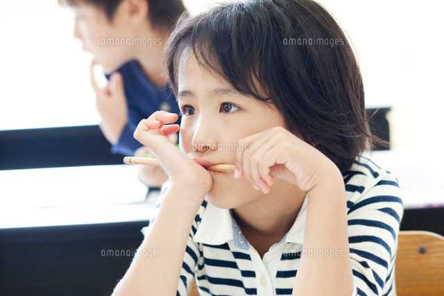 問題を一生懸命考える女の子 の写真素材 イラスト素材 アマナイメージズ