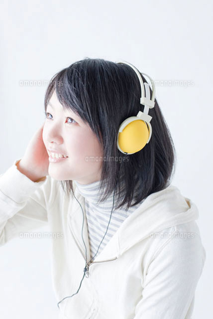ヘッドフォンで音楽を聴く女子高校生 の写真素材 イラスト素材 アマナイメージズ