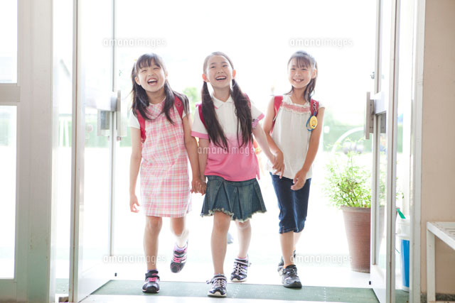 女子小学生　登校 笑顔で登校する小学生たち[10230001677]の写真・イラスト素材｜アマナイメージズ