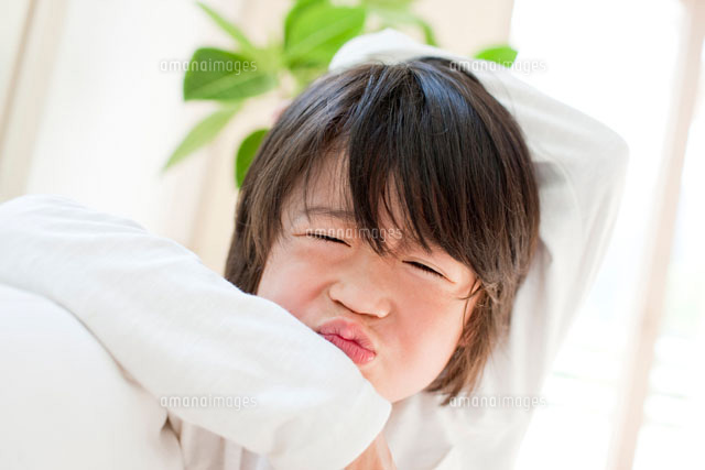 髪の長い男の子の渋い顔のアップ の写真素材 イラスト素材 アマナイメージズ